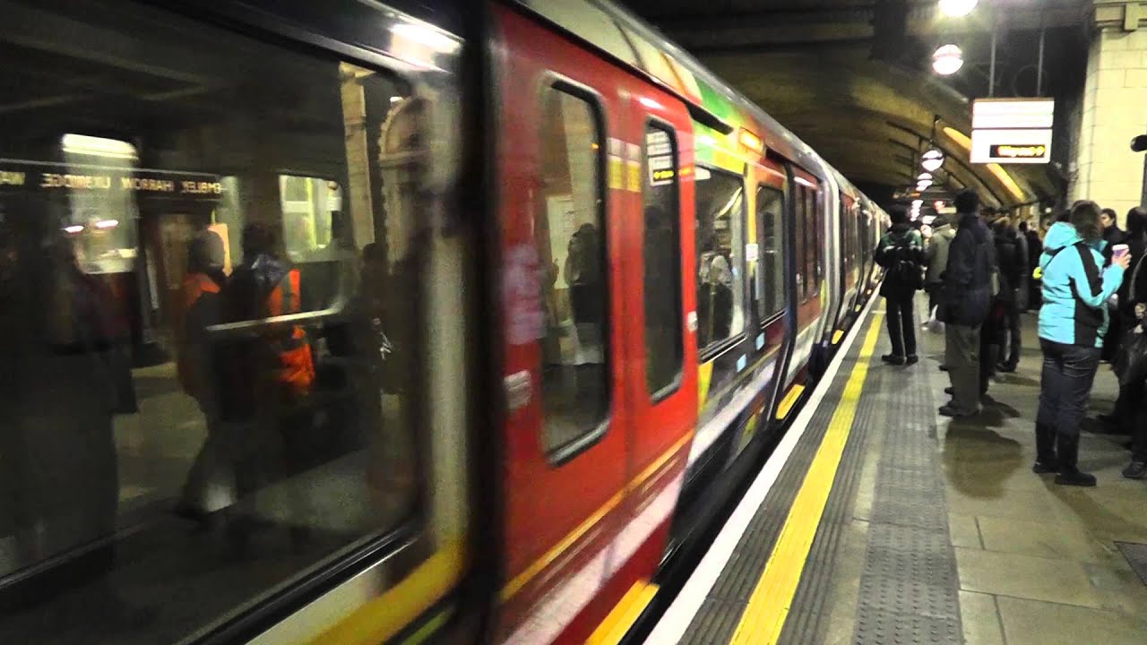 Hammersmith City Line S7 Stock 21301 Passing Baker Street