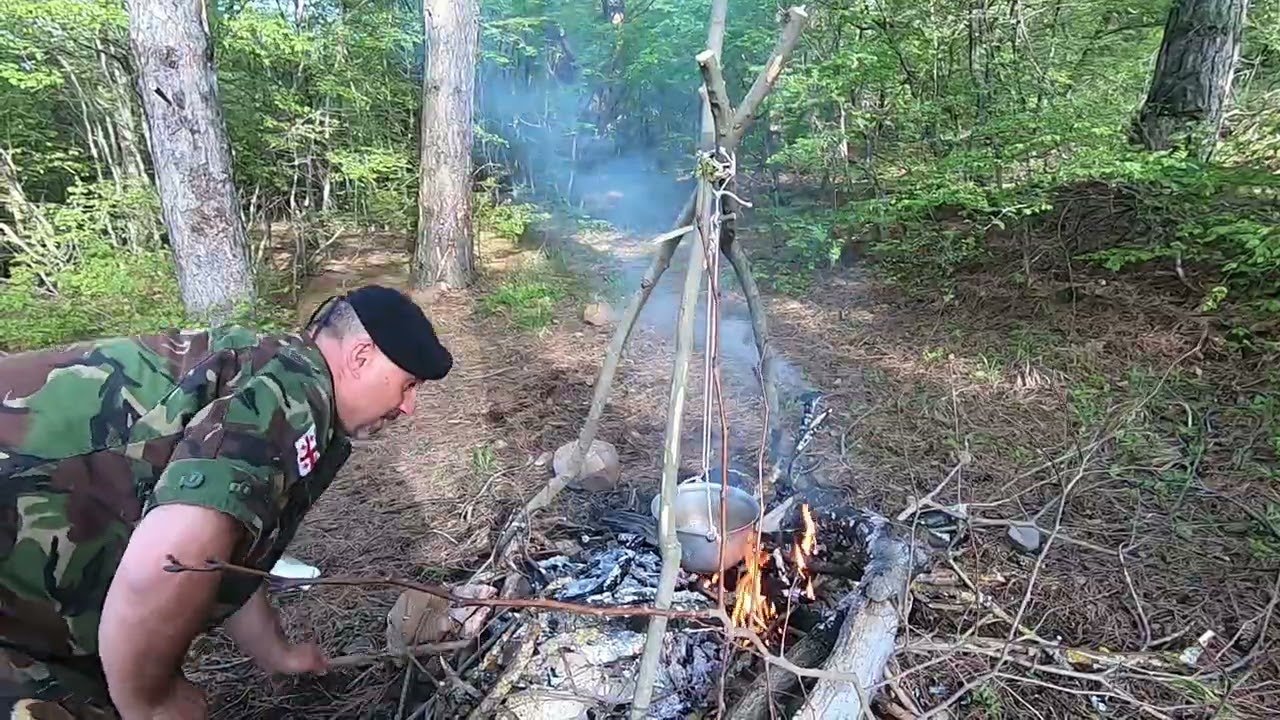 ტყეში ჭინჭრის მომზადება ცეცხლზე. Prepare nettles in the forest. Georgia