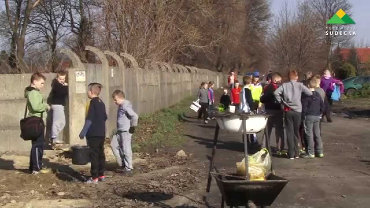 PRACE SPOŁECZNE NA BOCZNYM BOISKU W PIESZYCACH