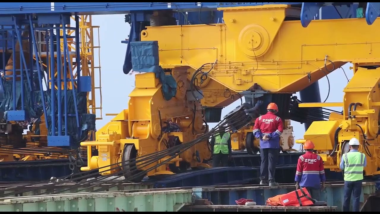 Unloading a Rail-Mounted Quay Crane from Zhen Hua 29 on Nov 16