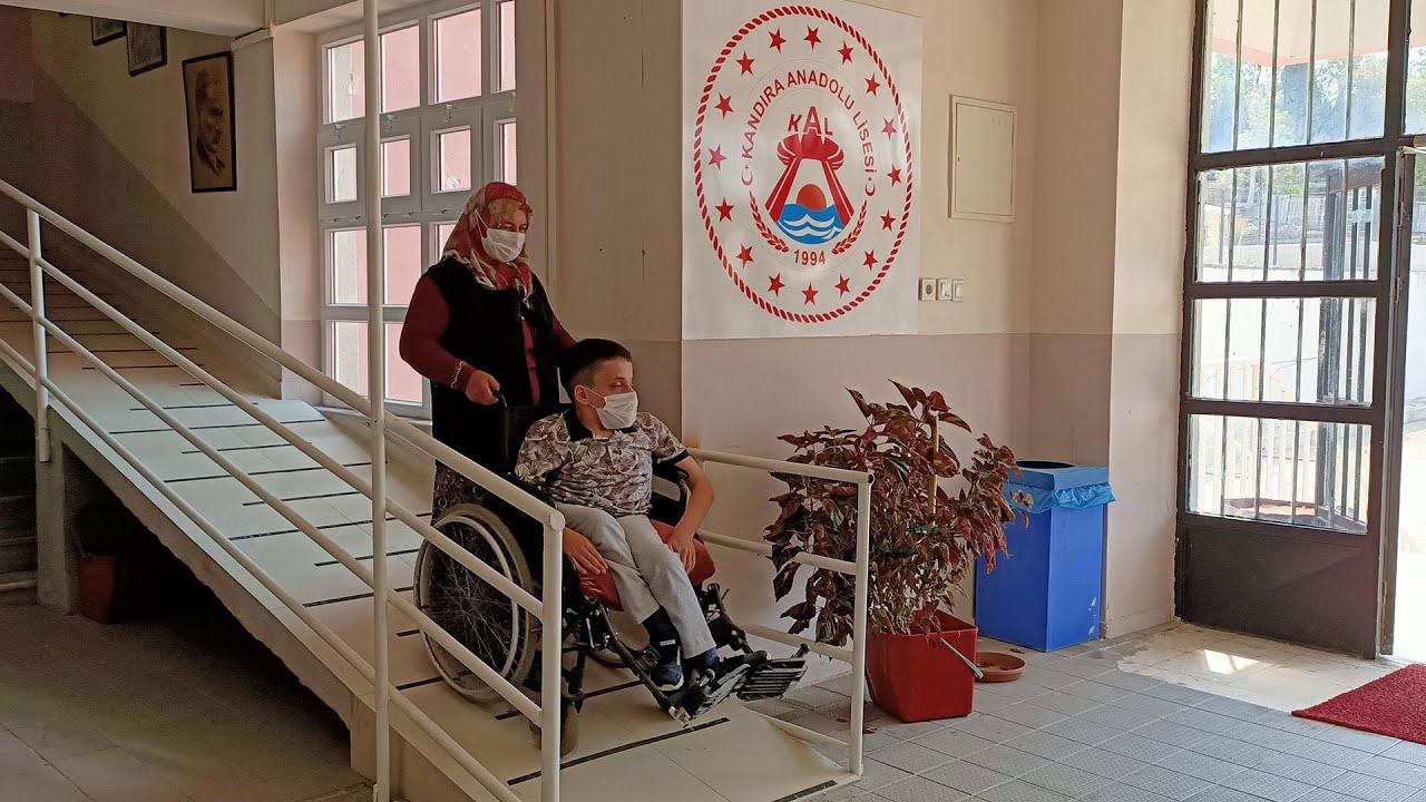 Öğrencileri için okula engelli rampası yaptılar