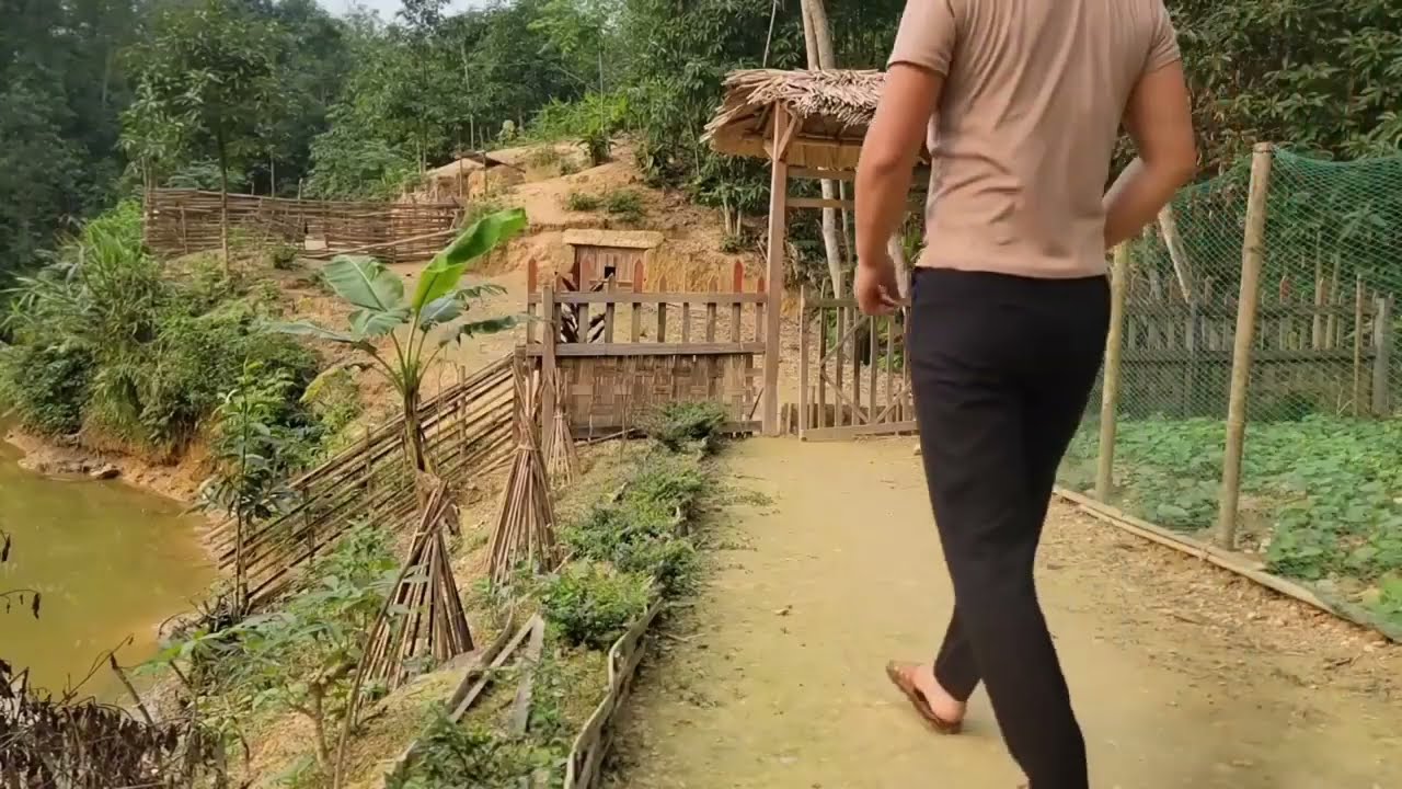 Kind girl takes abandoned baby home and buys milk for him to drink