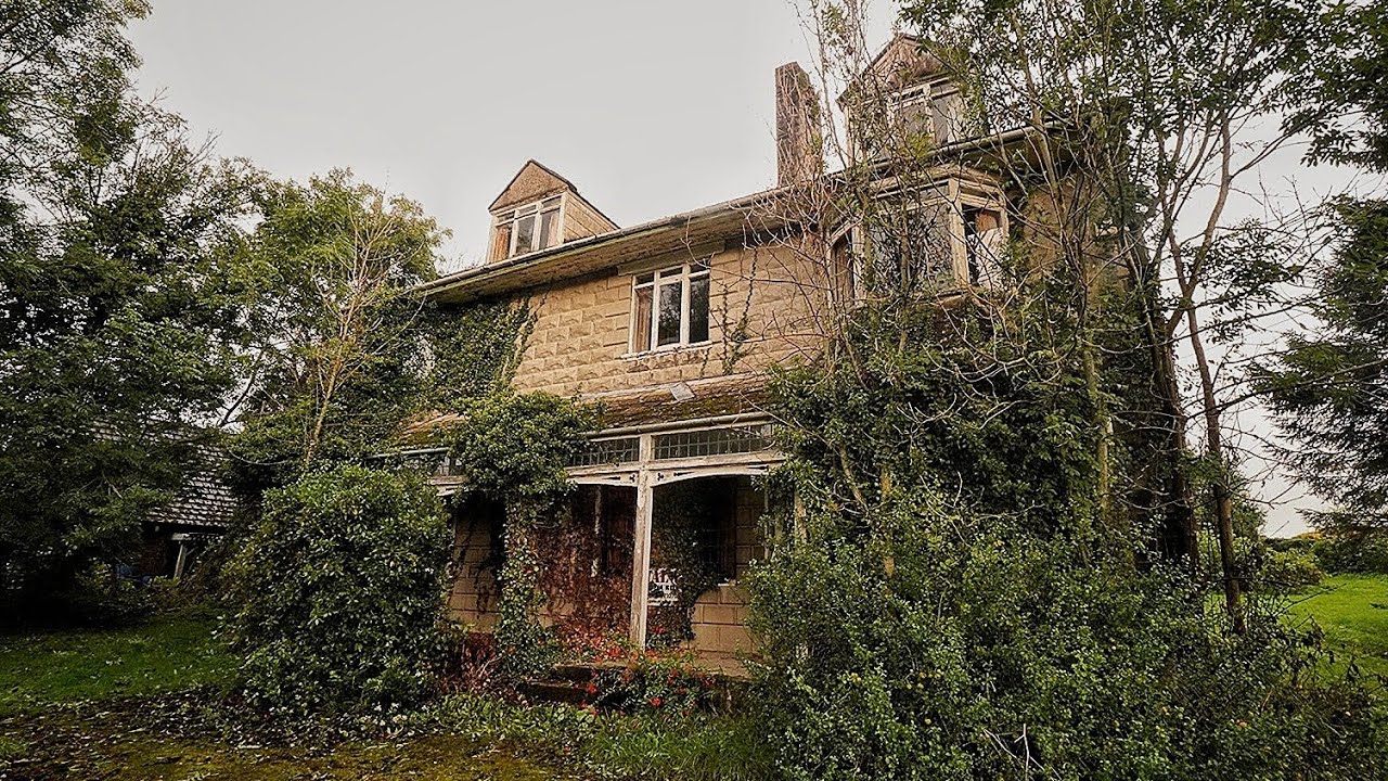 THE JUMANJI MANSION - ABANDONED HOUSE WITH EVERYTHING LEFT INSIDE - FROZEN IN TIME