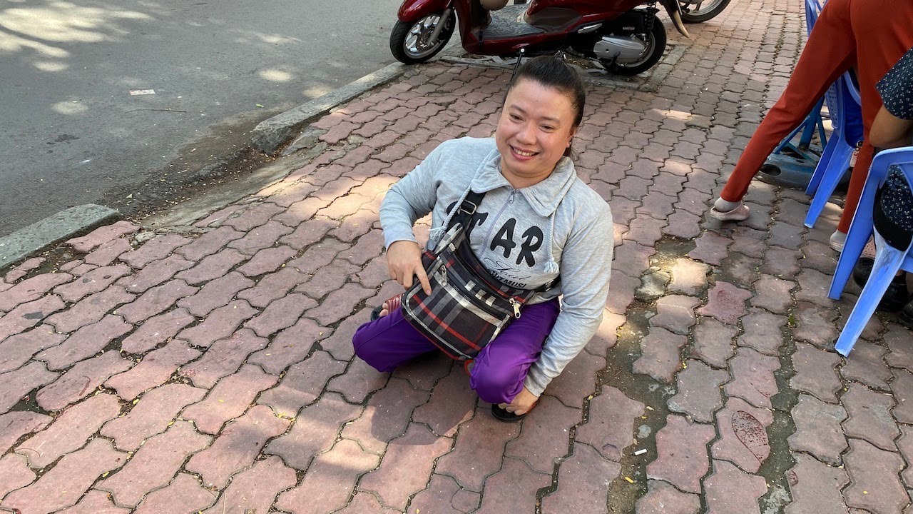Về tận chỗ ở của cô gái tật nguyền bán vé số và phát hiện câu chuyện cảm động về tình đồng hương