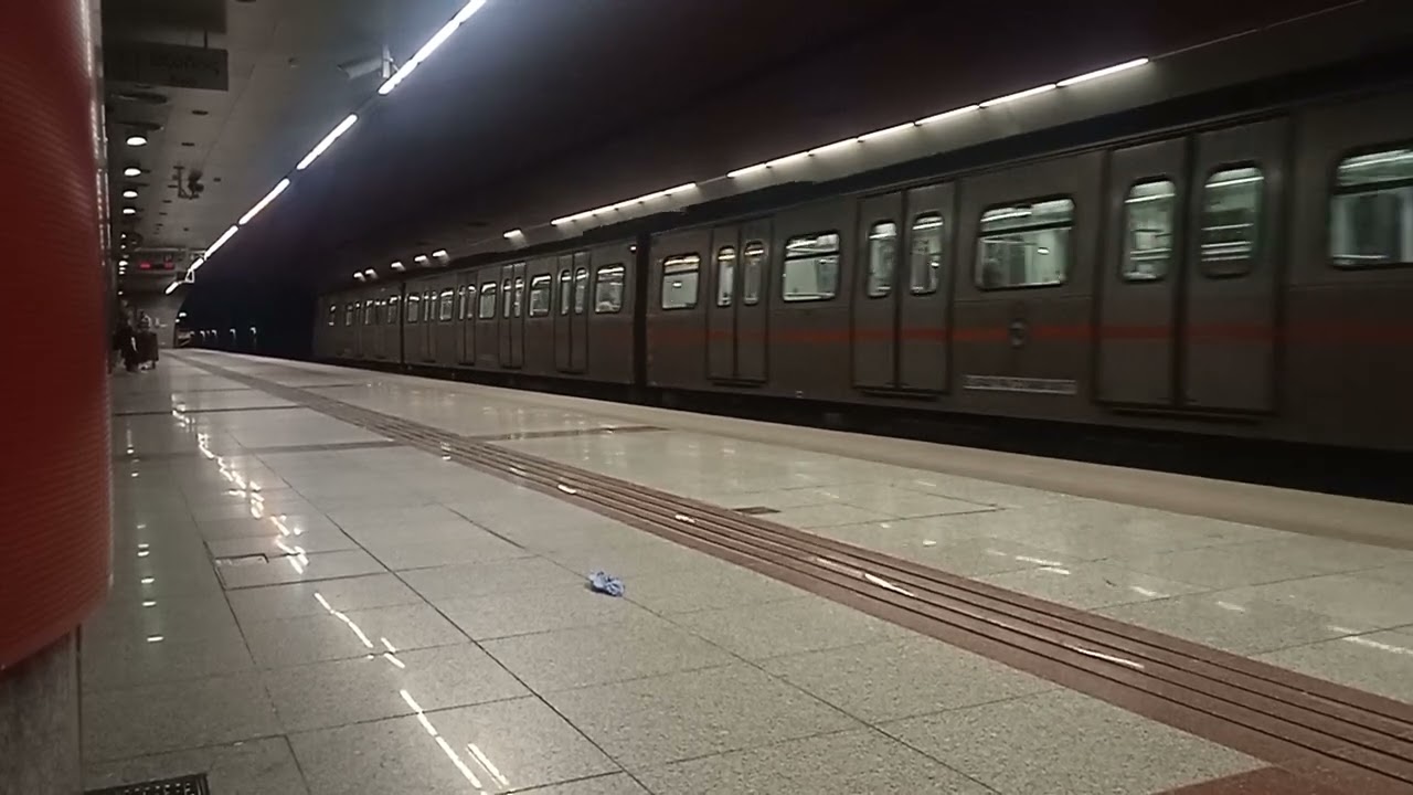 Athens metro: βιντεοσκόπηση συρμών του μετρό, στον σταθμό Νομισματοκοπείο