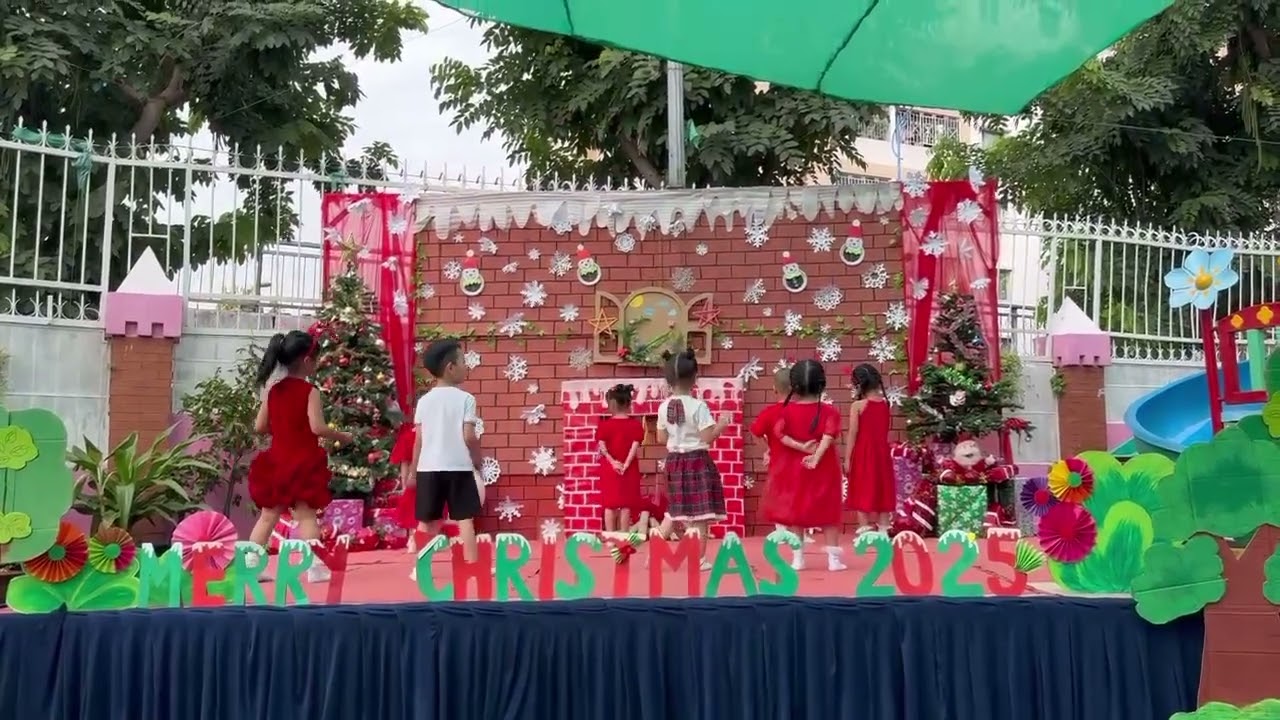 Noel cùng người mẫu nhí Ruby Khánh Linh 
