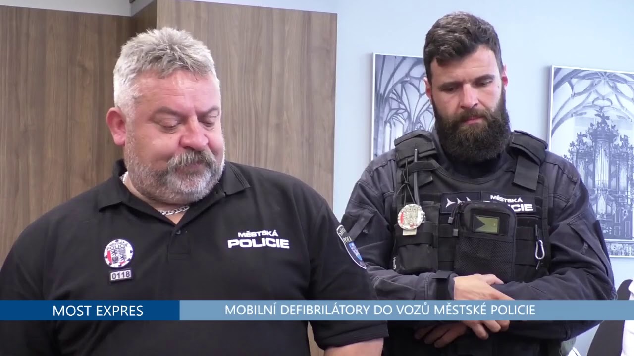 Městská policie Most získala nové mobilní defibrilátory