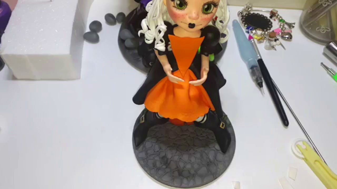 Cabelinho e chapéu da Bruxinha de biscuit (PARTE - FINAL)