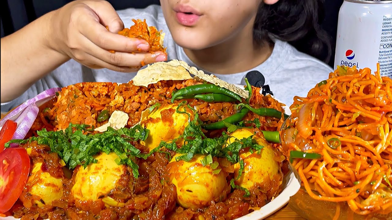 Masala egg 🍳 with chicken schezwan rice and schezwan noodles 🍝