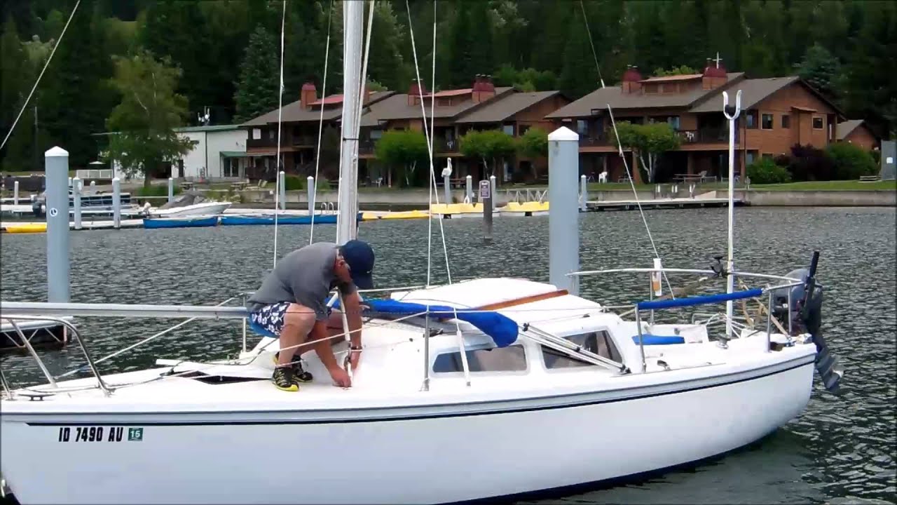 Подъем мачты яхты Catalina 22 с использованием гика в качестве подъемного шеста.