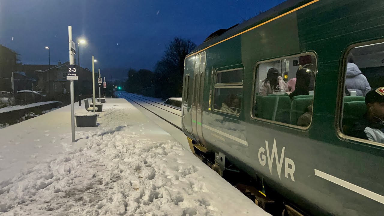 GWR Class 158 snowy arrival at Stroud 11.12.22