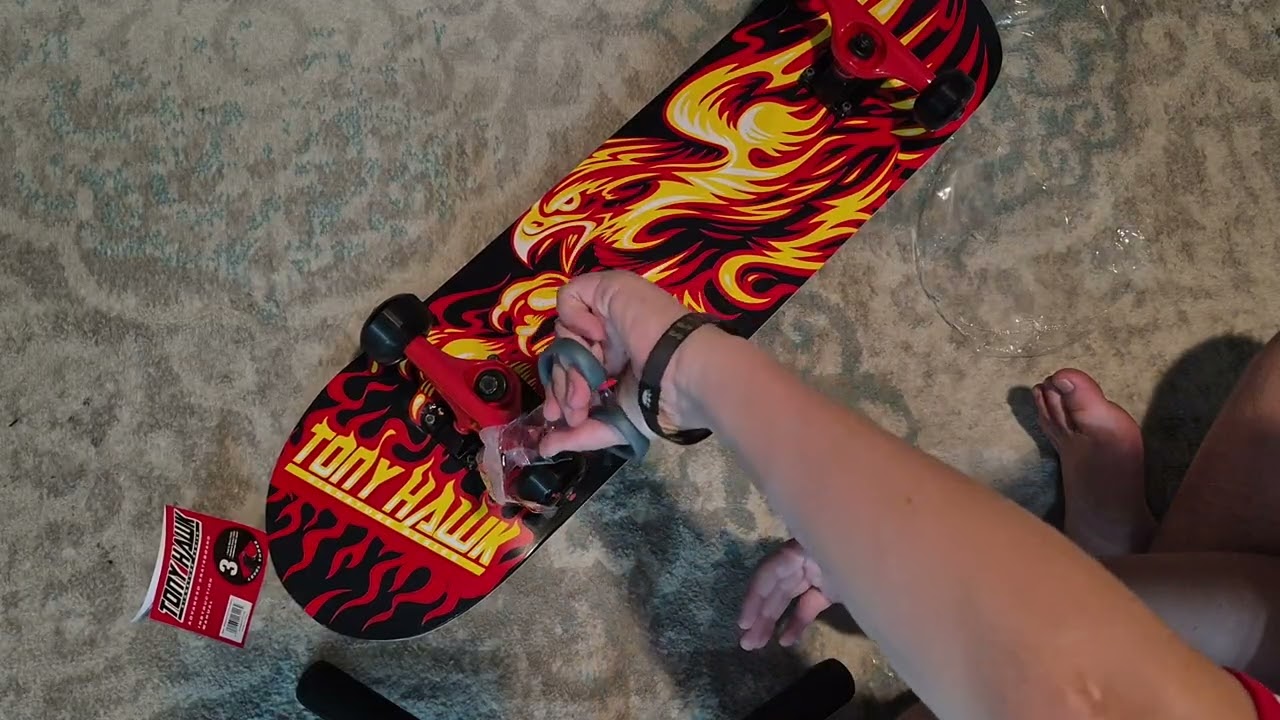 Getting my first skateboard and unboxing it 