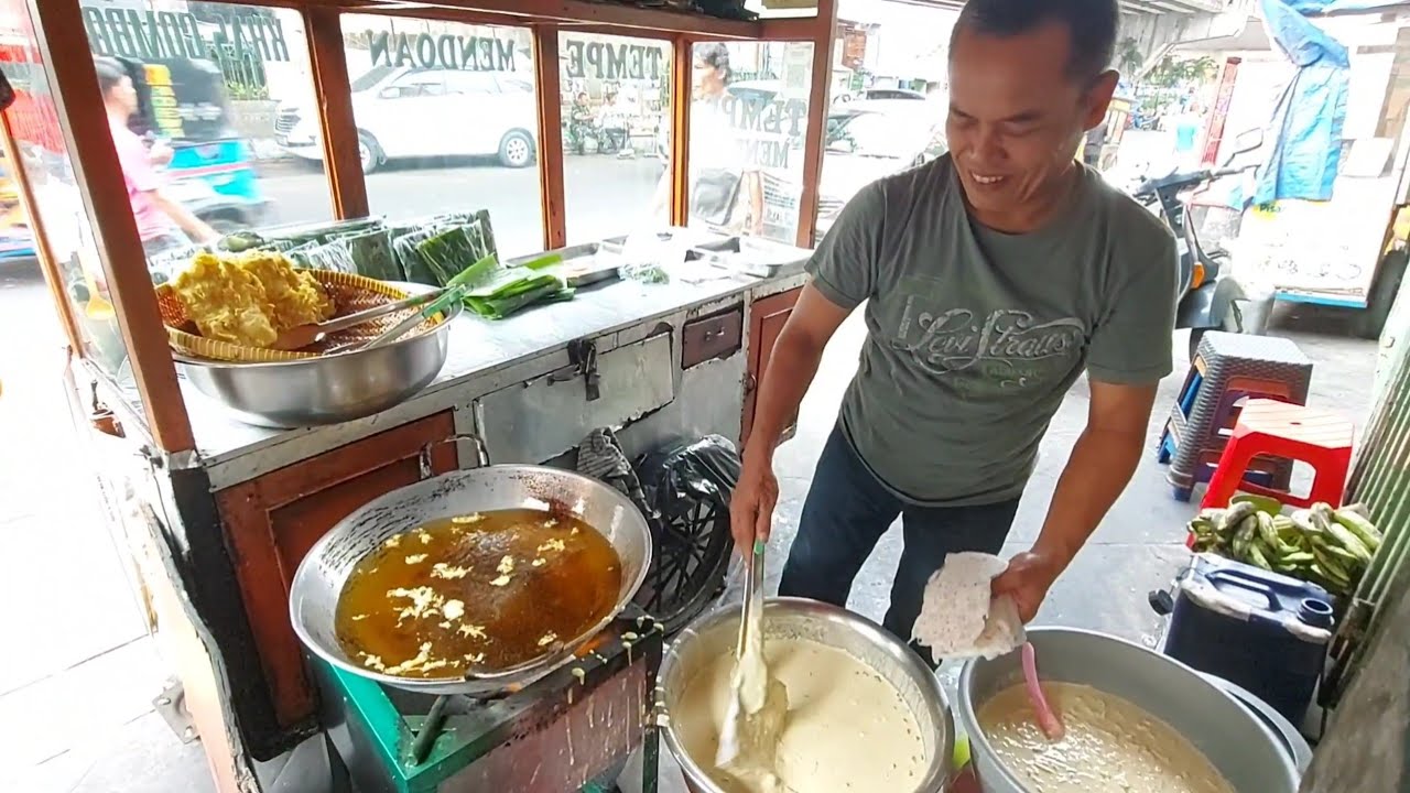 HEBAT JUALAN SUDAH 20 TAHUNAN & BEGINI PROSES PEMBUATAN TEMPE MENDOAN ENAK !! INDONESIAN STREET FOOD