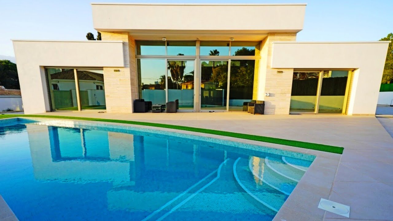 Modern house within walking distance from the beach and the city center of Benidorm for sale.
