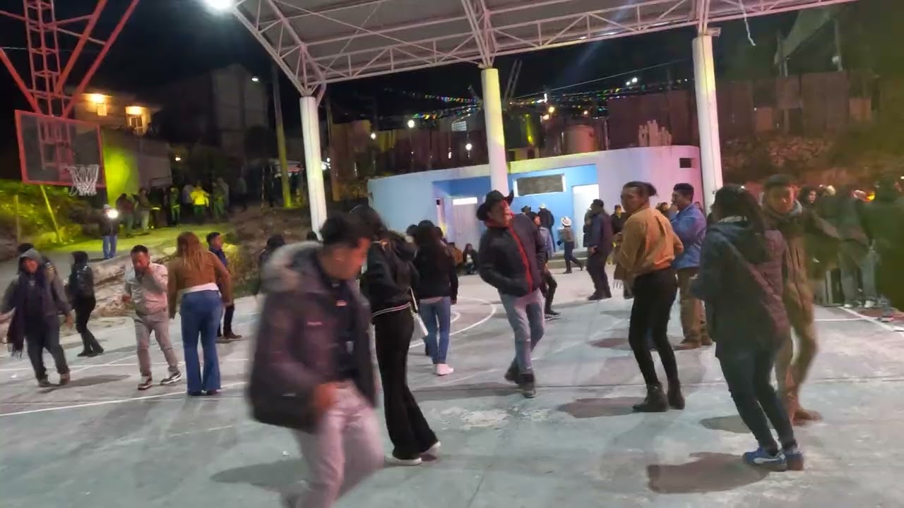 El primo casi se tropieza con tanto zapatiadas.😮