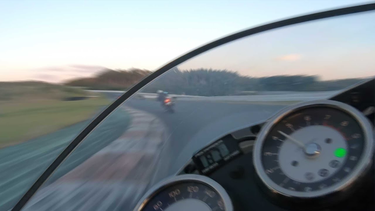 カフェレーサーでサーキット走ってみた【W800】