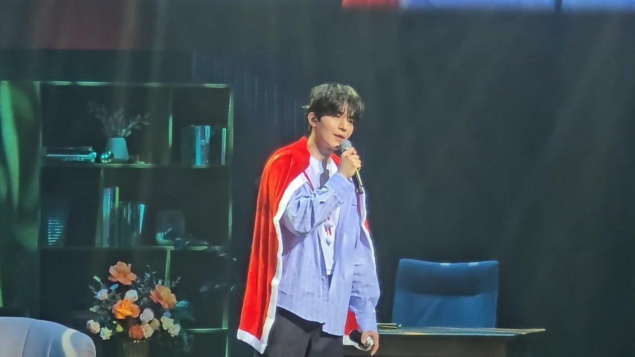 [4K] Lee Dong Wook sings It's Beginning to Look a Lot Like Christmas 🌲😍 #이동욱