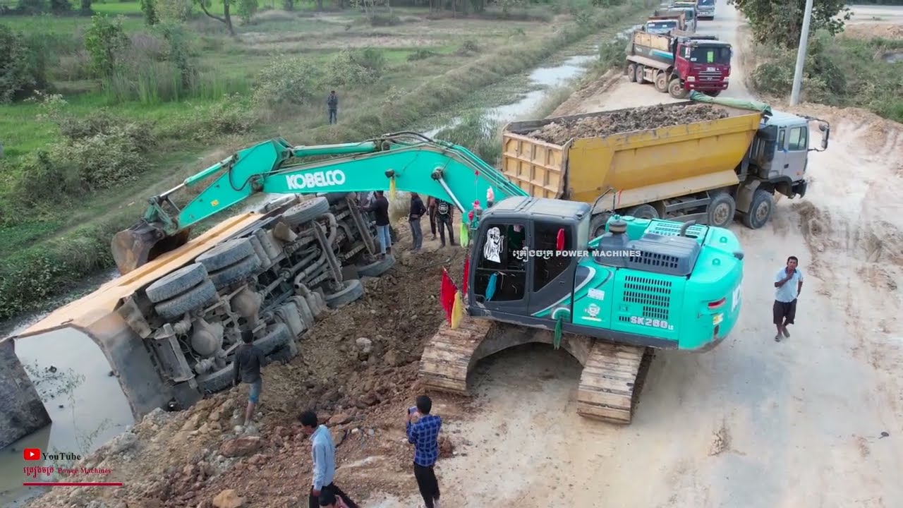 SERIOUSLY​ Overturn​ Heavy Equipment 25t Vehicle! Incredible Failure & Skill Recovery With Excavator