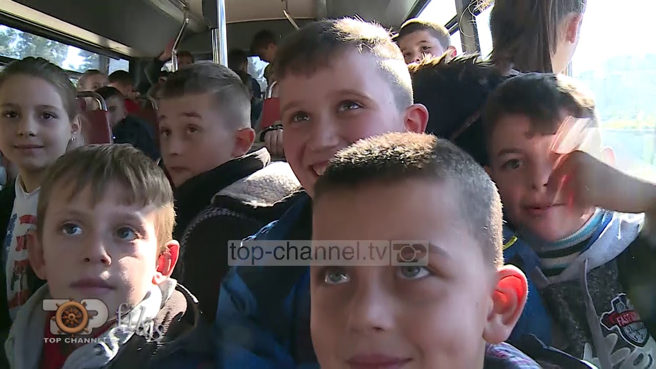 Fiks Fare/ Durrës/ Transporti i nxënësve në shkollë, 150 fëmijë në një autobus