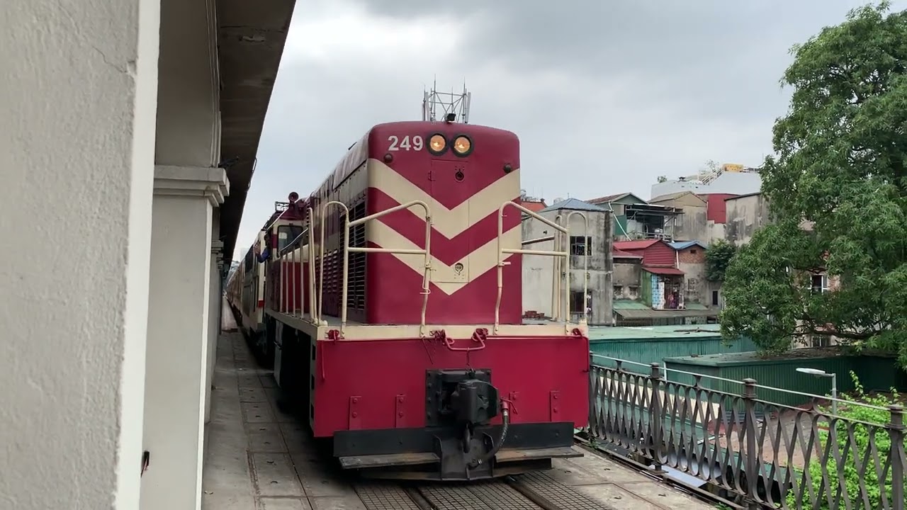 Đầu máy D9E - 249 kéo tàu BHL3 qua ga Long Biên 14/3/2026 