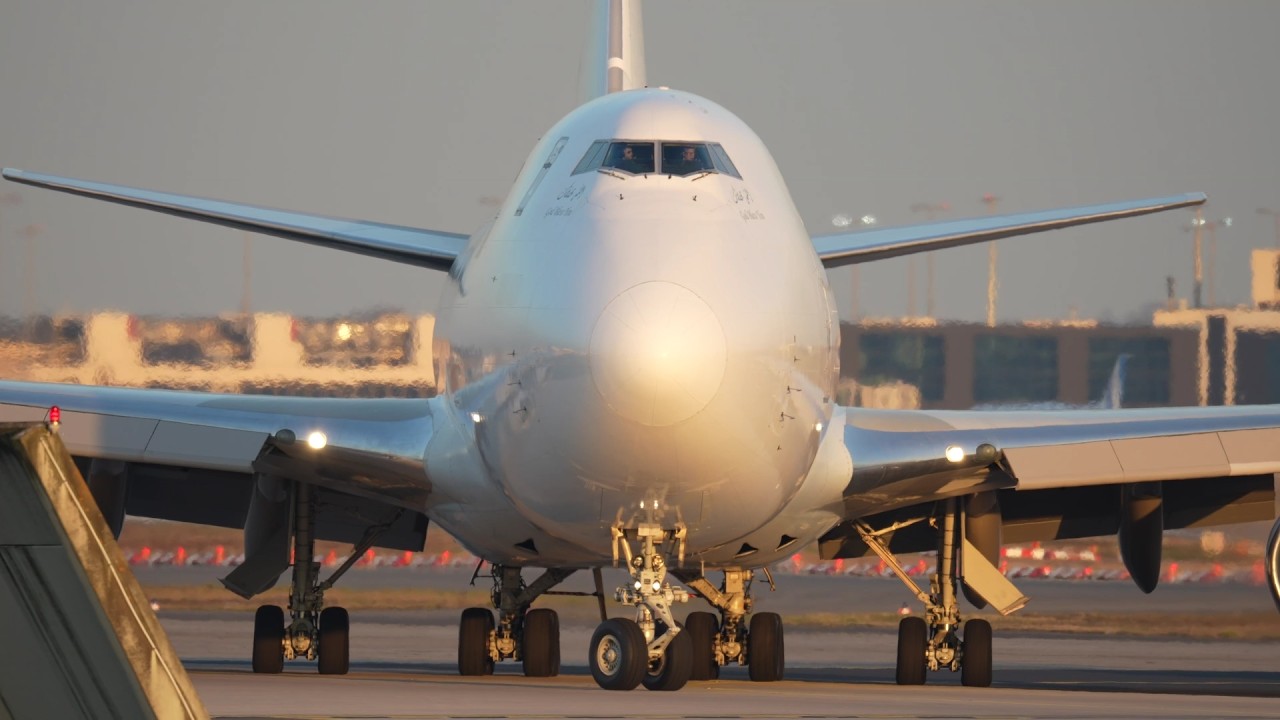 Ganz in Weiß: Die „White Saudia Queen'' beschleunigt mit kräftigem Schub auf der Startbahn West ✈️