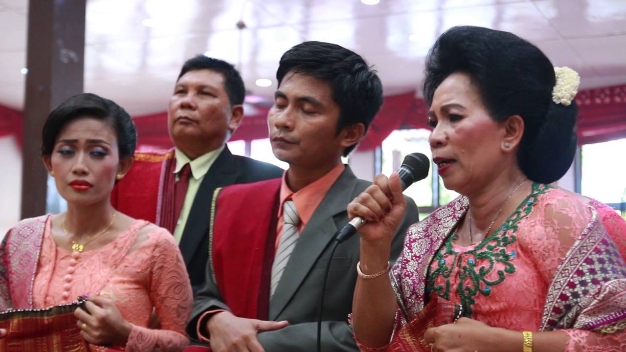 ADAT BATAK. ULOS HELA.