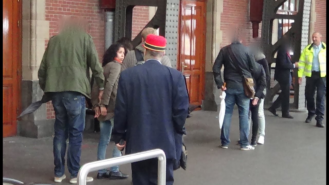 2 zakkenrollsters op heterdaad gepakt in Amsterdam.