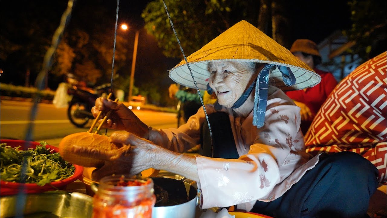 Gánh bánh mì 5k của bà ngoại 86 tuổi, mua hết không bán vì sợ người nghèo mất bữa ăn sáng
