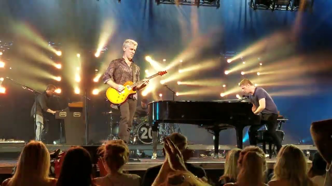 MATCHBOX TWENTY  Encore Finale - BRIGHT LIGHTS Feat. Rob on Piano