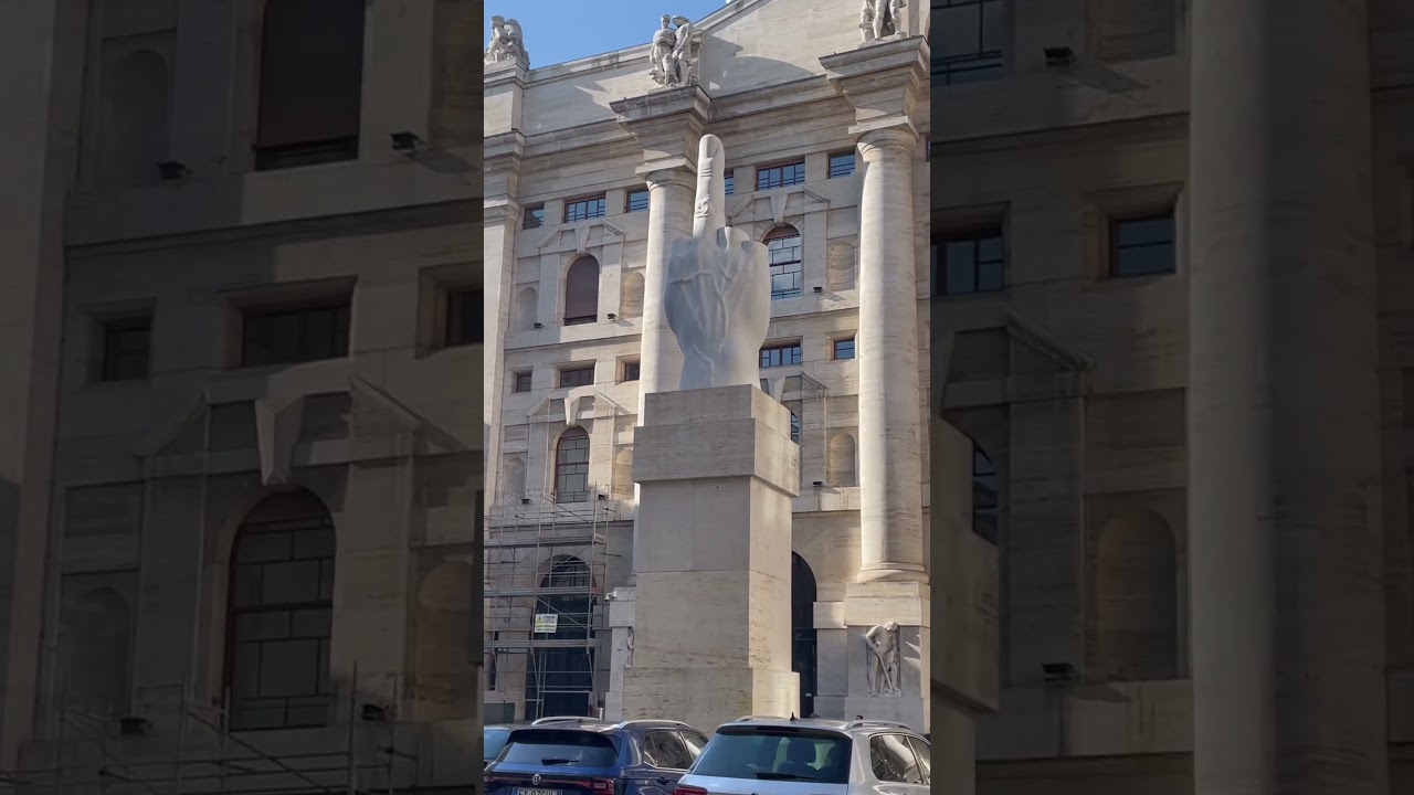 Milano Piazza Affari &ldquo;Love&rdquo; monument #dito di #MaurizioCattelan #italy