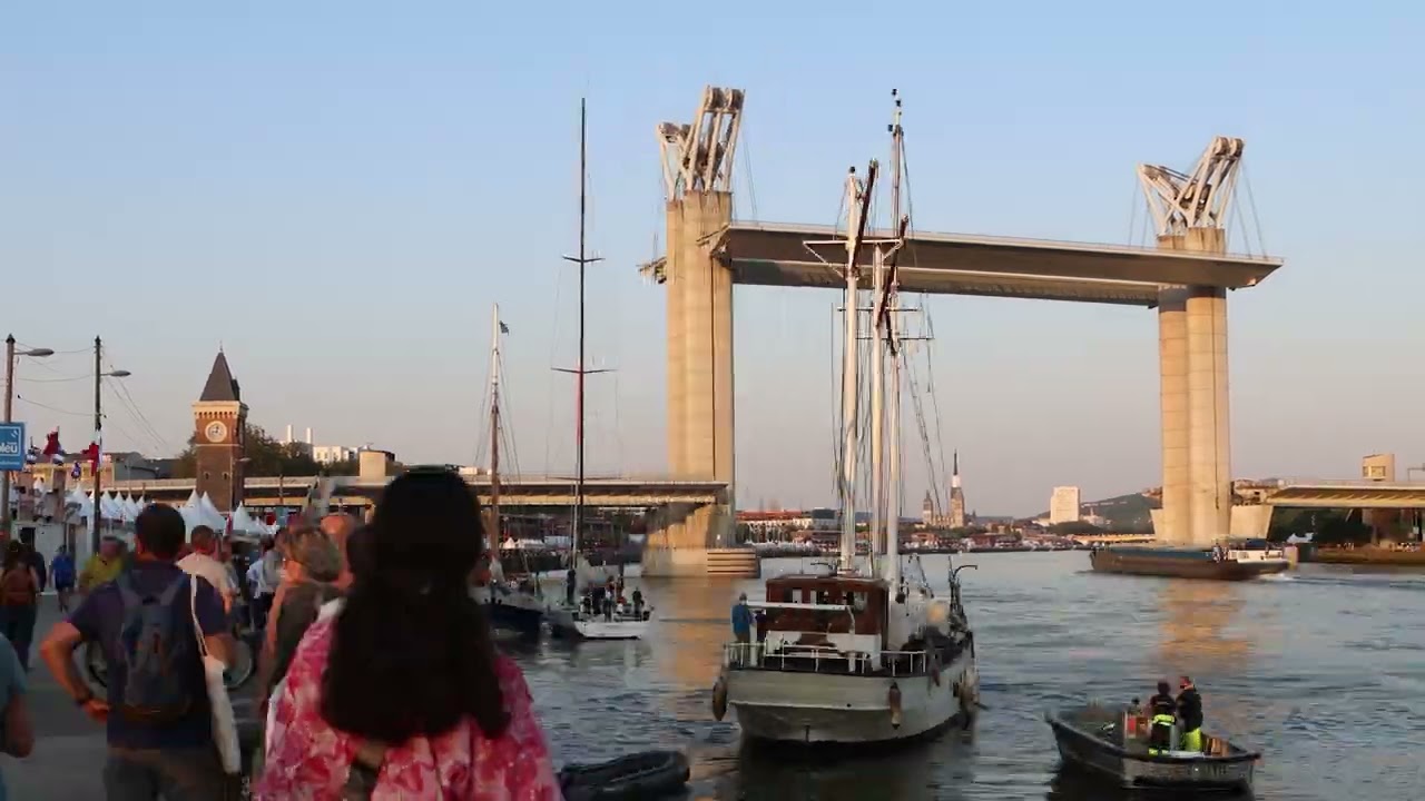TIME LAPSE LEVÉE PONT FLAUBERT ET ARRIVÉE BATEAUX ARMADA