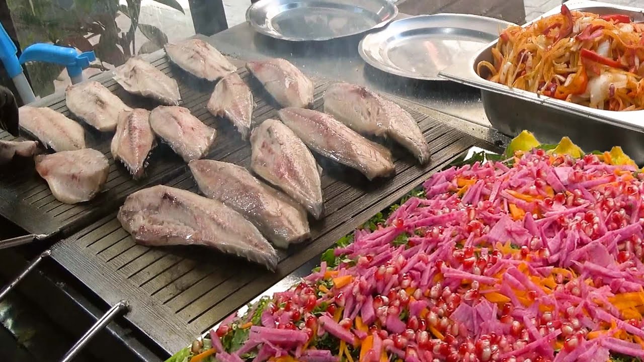 Удивительный бутерброд с рыбой и скумбрией - турецкая уличная еда