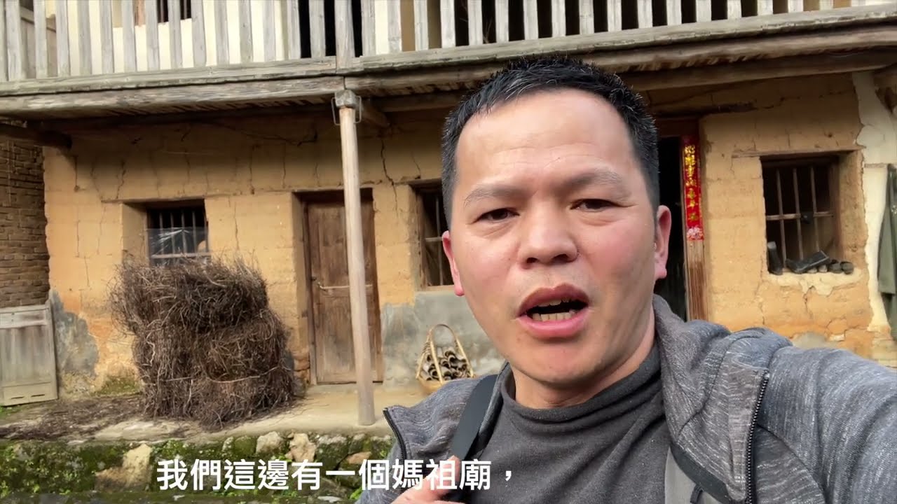 回到家鄉，母親帶我去媽祖廟燒香。廟裡農民工幹活一天工資幾十塊錢