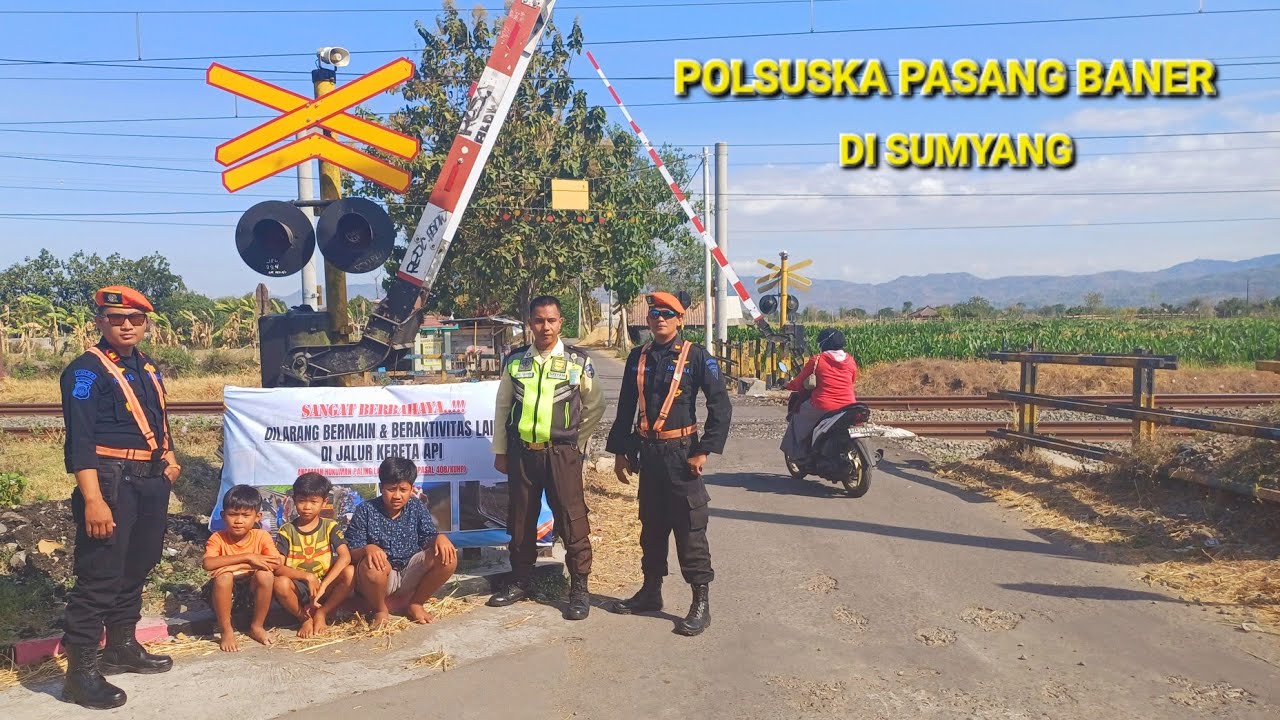 Pemasangan Baner Larangan Bermain & Beraktivitas Lain Oleh Polsuska di Perlintasan 294 Sumyang