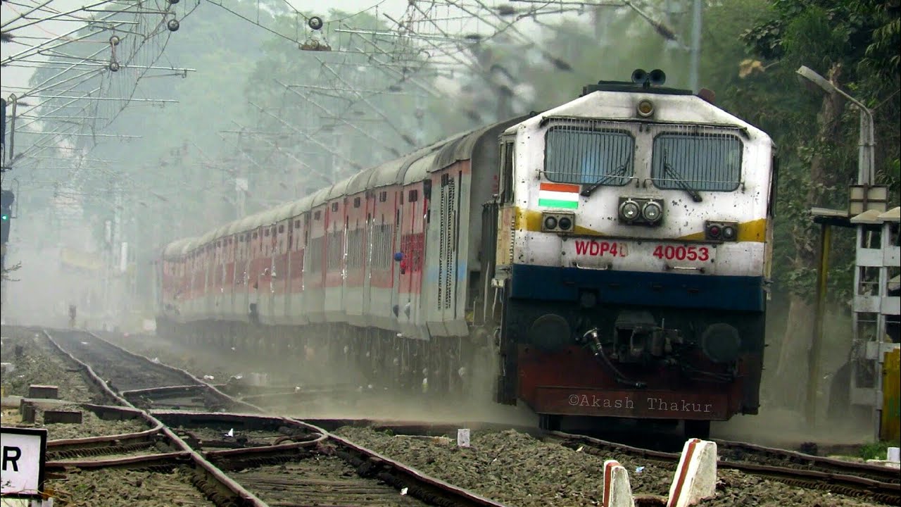 11062 Darbhanga- Mumbai (LTT) LHB Pawan Express Speeding Through Kachpura