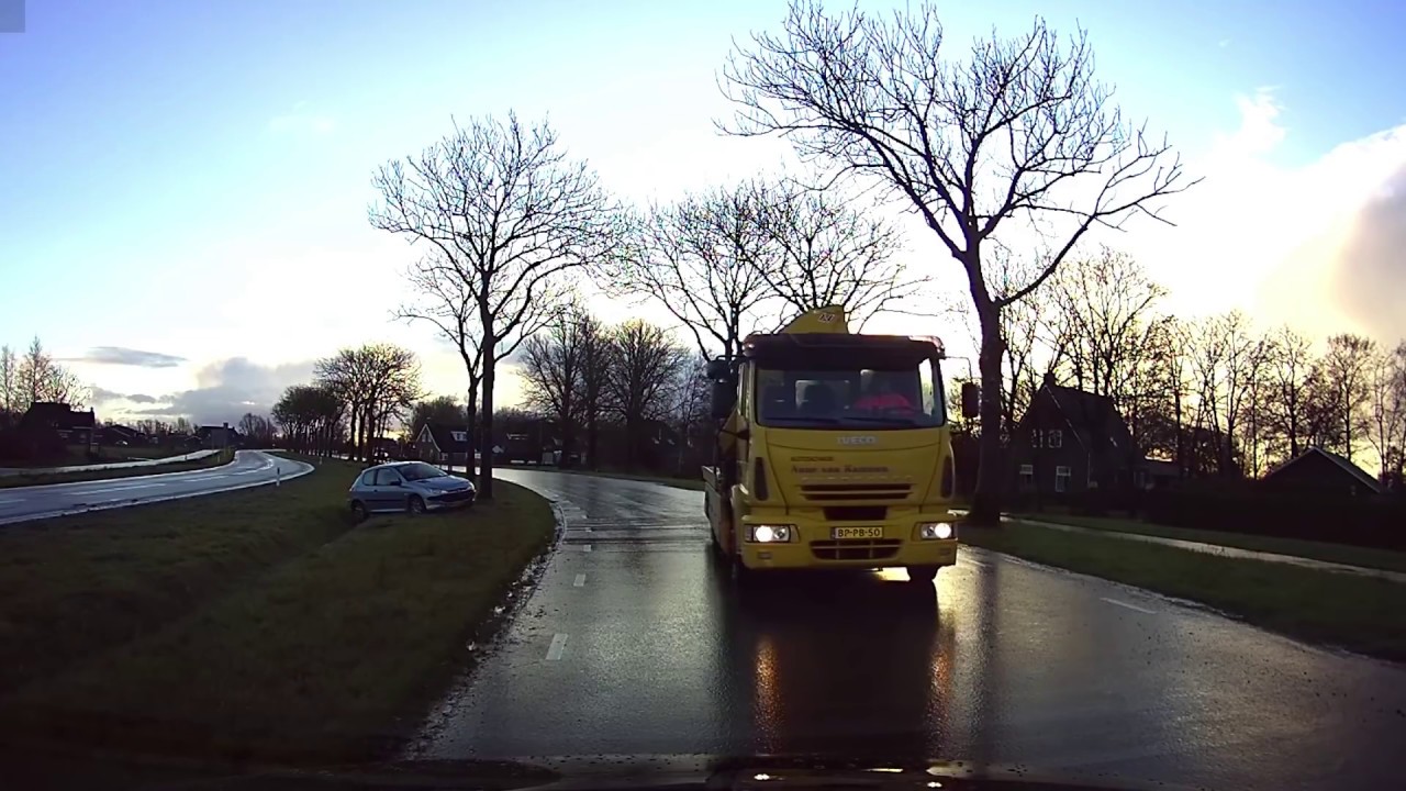 Bergingsauto glijdt weg op spekgladde weg