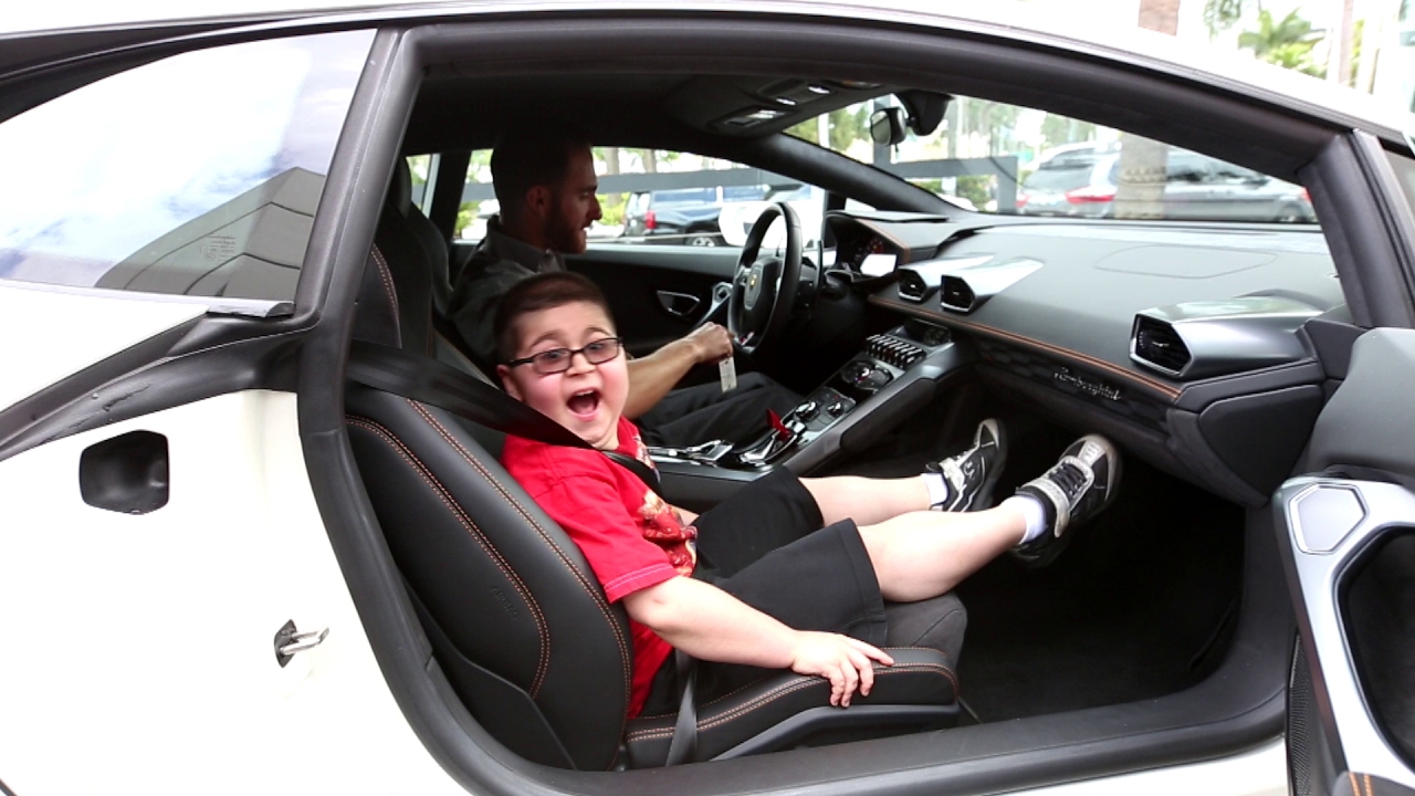 Watch this kid reaction Brett David SURPRISING KID with Lamborghini Huracan Ride