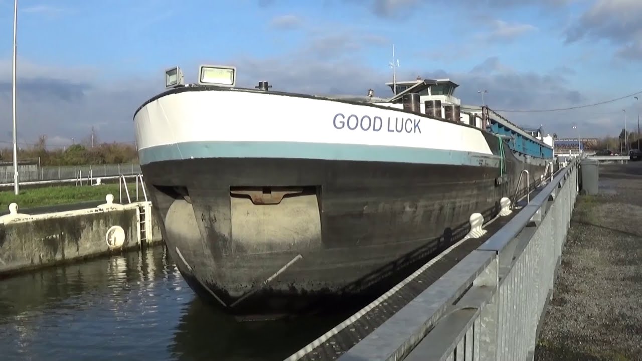 passage du GOOD LUCK péniche grand gabarit à l'écluse de Courchelettes