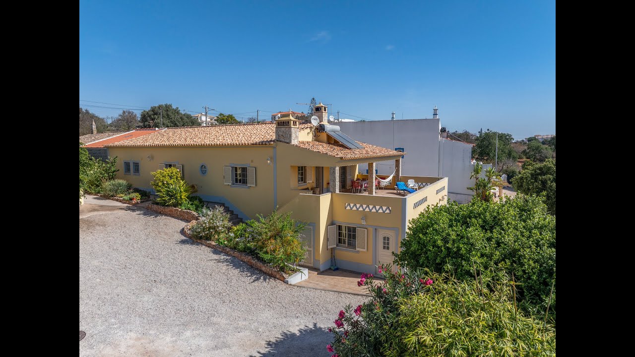 Traditional Charm Meets Endless Opportunity – Semi-Detached Villa with Annexes in Albufeira