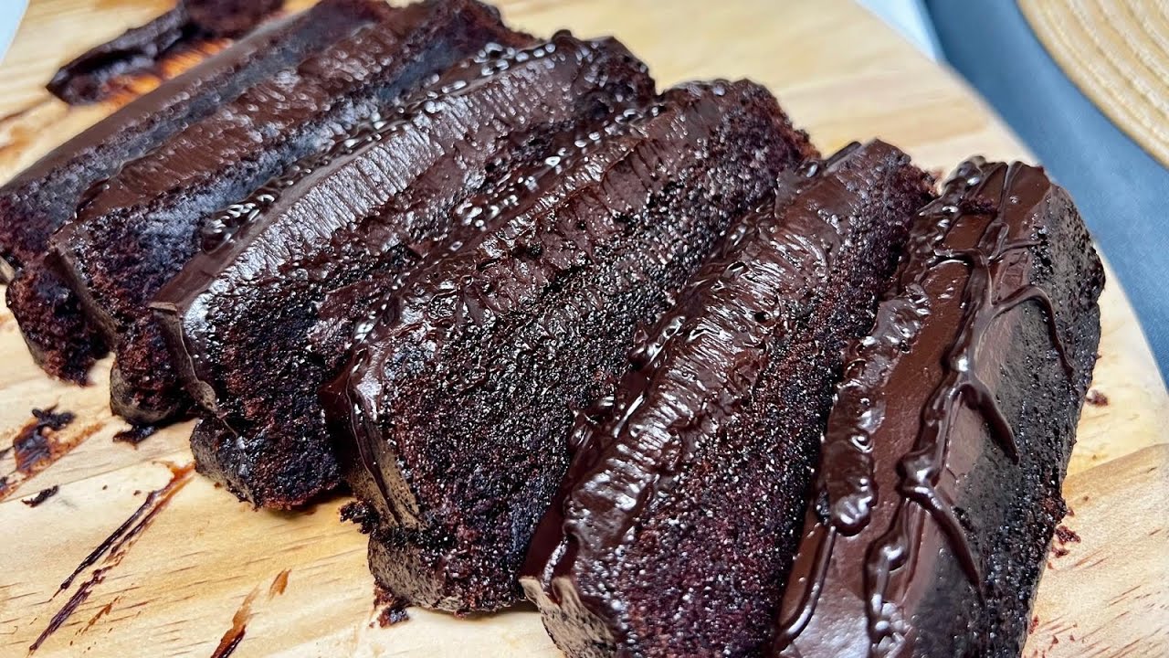 Moist & fudgy chocolate cake 