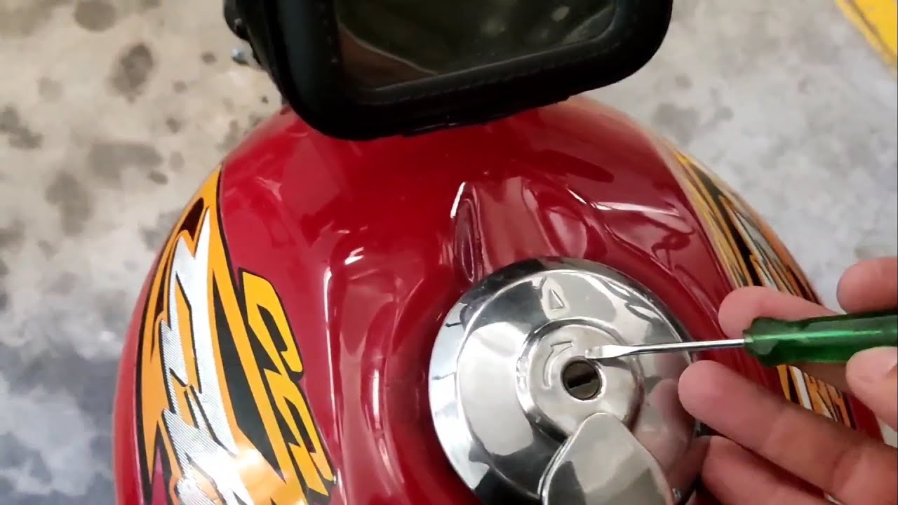 Como abrir tampa do tanque da moto sem a chave.