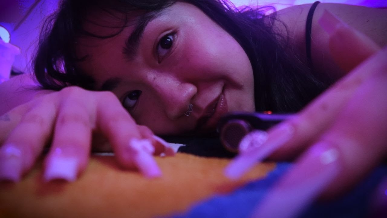 ASMR DEITADA NO CHÃO com GATILHOS no TASCAM (inaudível, instruções, sons de tecido, mouth sounds)