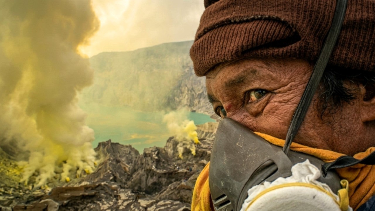 Wewnątrz Kawah Ijen: najniebezpieczniejsza praca w g&oacute;rnictwie na świecie | Indonezja