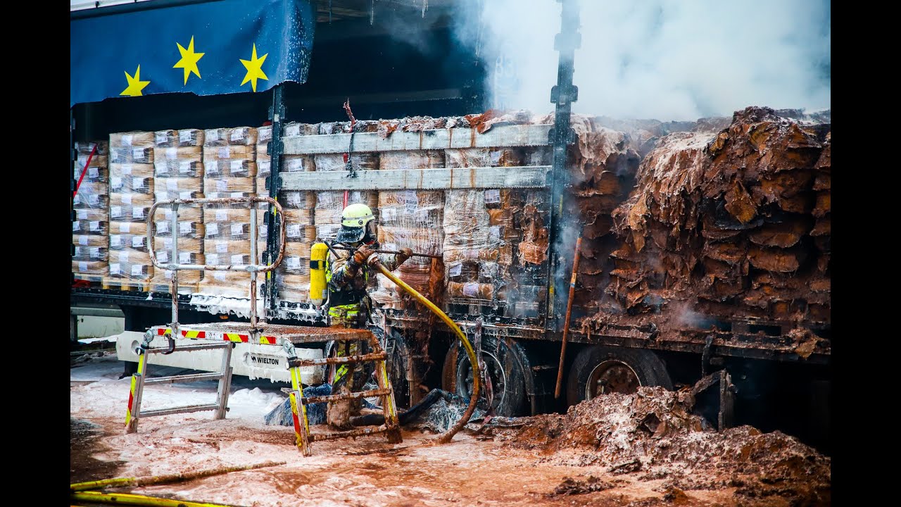 Lkw-Brand auf A10: Fahrbahn voller Kakao Großeinsatz für die Feuerwehr