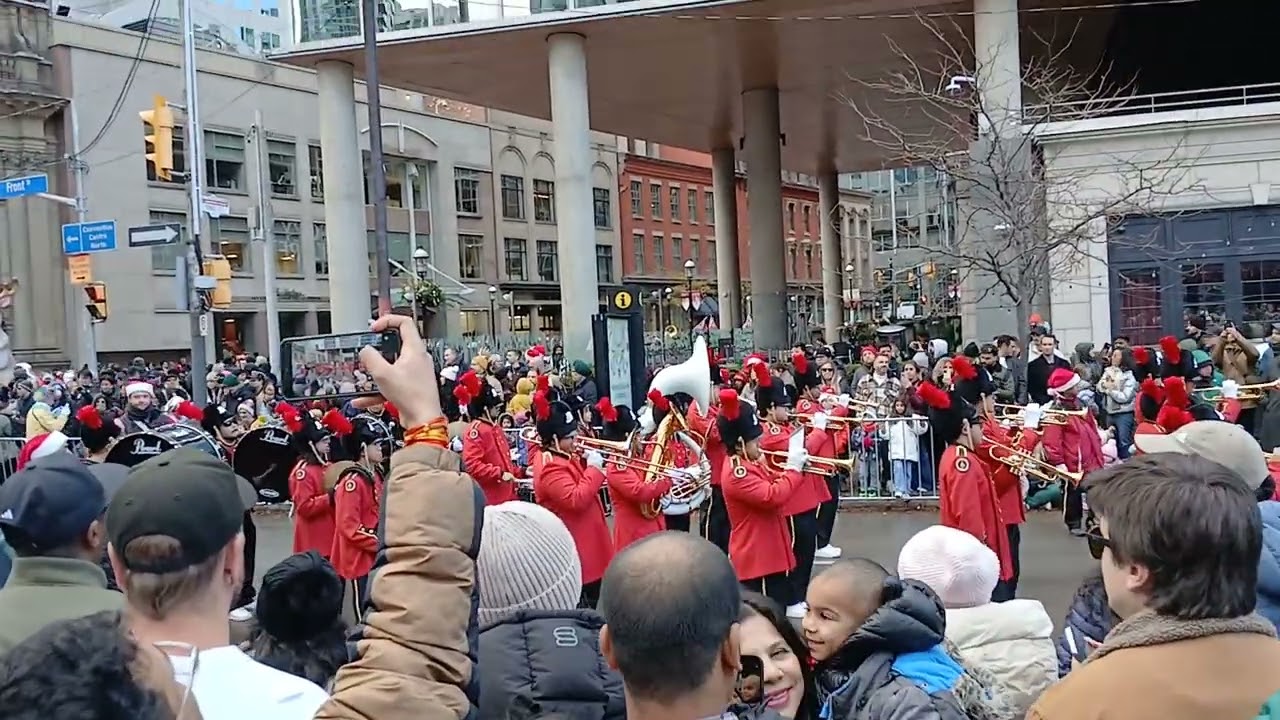 November 23, 2025 ,. SANTA 🎅 CLAUS 🎅PARADE ,. 2025 DOWNTOWN TORONTO CANADA 🇨🇦 ♥️,. HENjUS TV ❤️ 📺 ,.