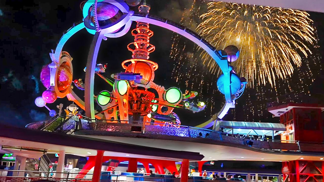 PeopleMover с фейерверками, Космической горой с огнями и Феей Динь-Динь — аттракцион Walt Disney ...