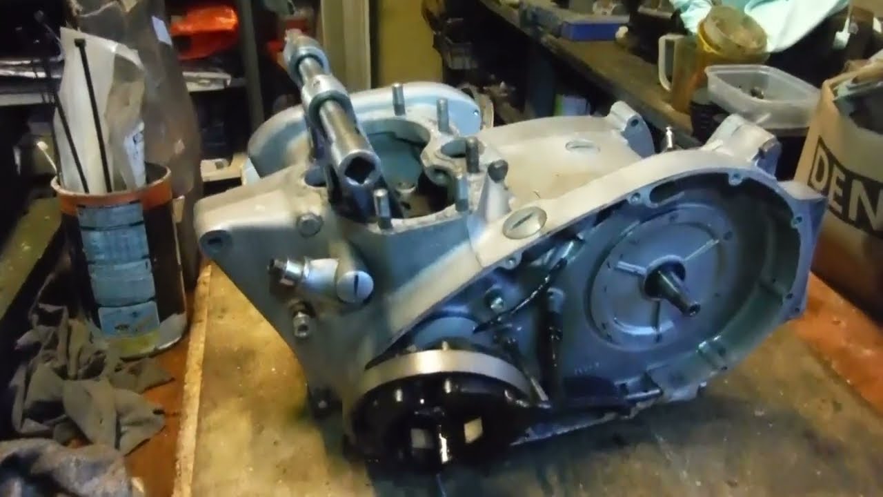 Triumph T120TT - После некоторых развлечений нижняя часть двигателя извлечена и готова к разборке.