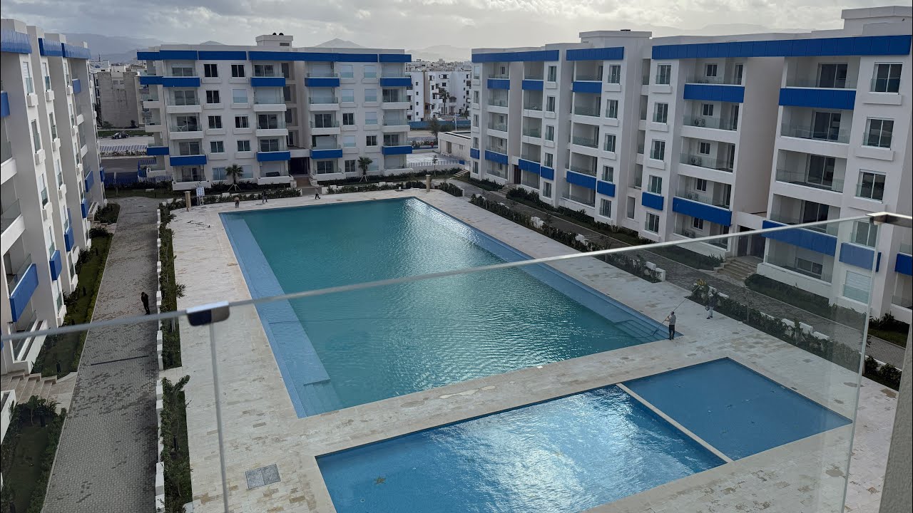 عرض خيالي VIP 👑 احسن شقة في مرتيل 😍 تطل على المسبح وامام البحر🥇لديها 3 بيوت 3 حمامات 🛁  0662125633