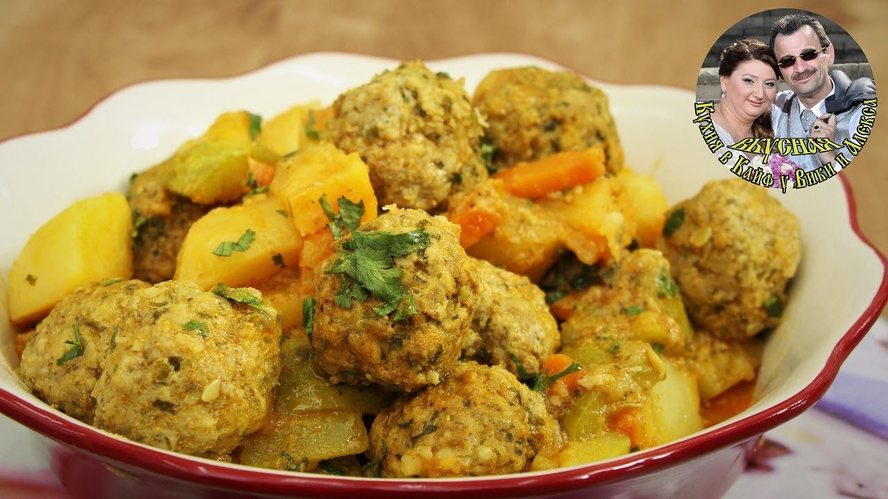 Котлетки или Тефтели с картошкой и кабачком во вкусном соусе.  Проще и быстрее не бывает.