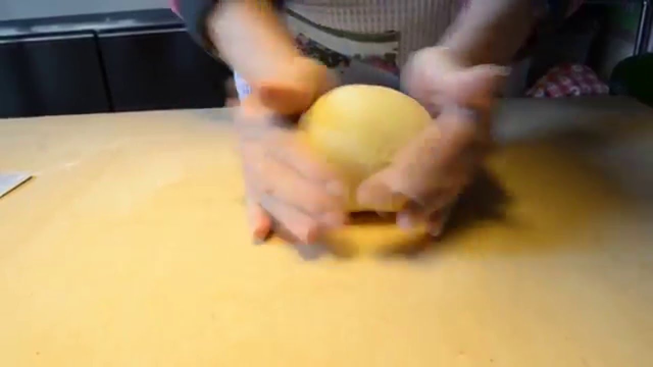 Rita impasta per le Orecchiette
